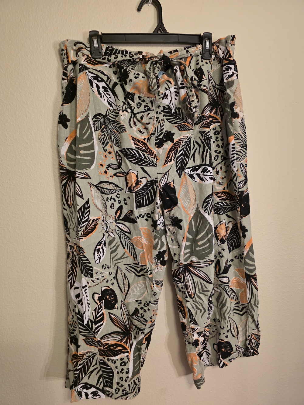 Womens Olive & Black Tropical Print Capris